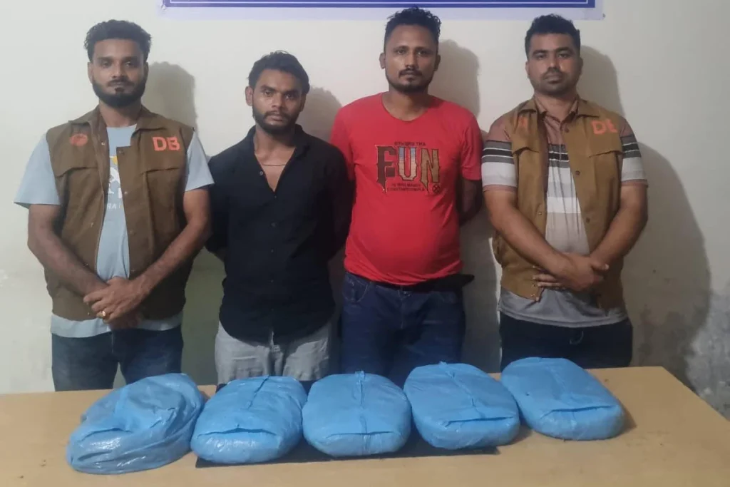 মুন্সীগঞ্জে পাঁচ কেজি গাঁজাসহ দুই মাদক ব্যবসায়ীকে গ্রেফতার