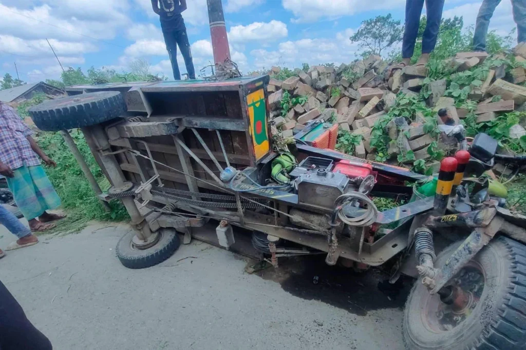 বেপরোয়া গতির ভ্যান চাপায় জীবননগরে চালক নিহত