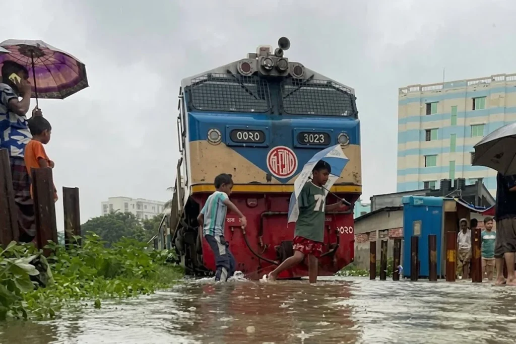 ভারী বর্ষণ ও পাহাড়ি ঢলে চট্টগ্রাম-কক্সবাজার রেললাইন ডুবল: ট্রেন চলাচল বন্ধ, ভোগান্তিতে যাত্রীরা