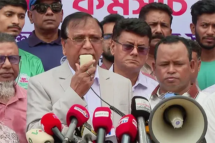 শান্তিনগরে ‘ক্লিনিং ডে’ কর্মসূচিতে ডিএসসিসি প্রশাসক: অতিরিক্ত অর্থ আদায় ও অনিয়ম করলে বর্জ্য অপসারণের টেন্ডার বাতিলের হুঁশিয়ারি
