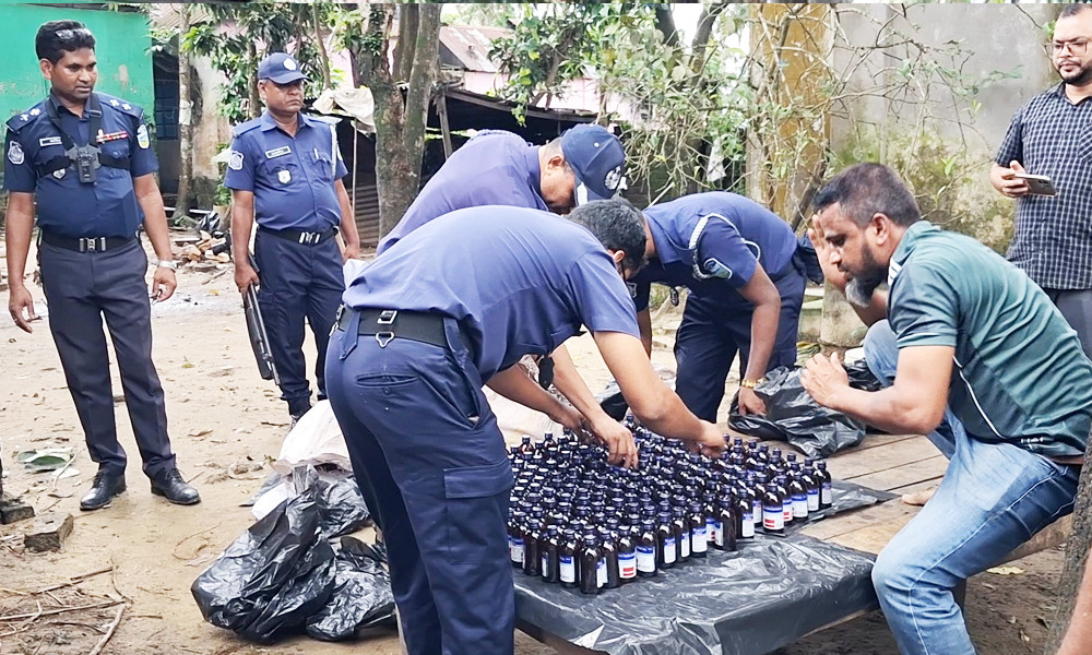নেত্রকোনায় ৭৪০ বোতল ফেনসিডিলসহ বাবা-মেয়ে আটক, মিনি ট্রাক জব্দ