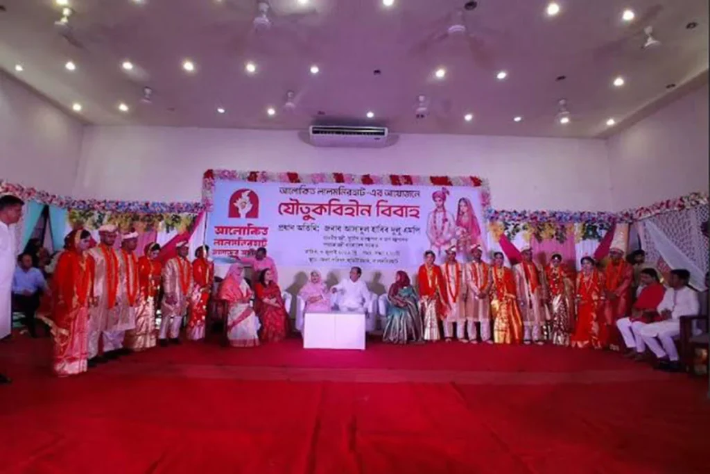 লালমনিরহাটে যৌতুকবিহীন ৭ জুটির গণবিয়ে সম্পন্ন: কুসংস্কারমুক্ত সমাজ গঠনের ডাক