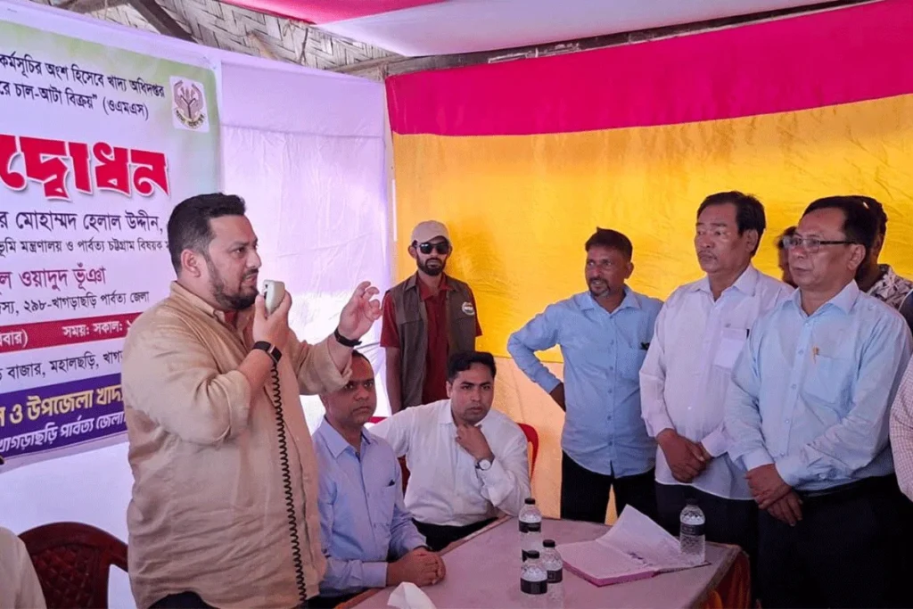 খাগড়াছড়িতে পাহাড়ী ঢলে ক্ষতিগ্রস্ত ৪০০ পরিবারে সরকারি ত্রাণ সহায়তা
