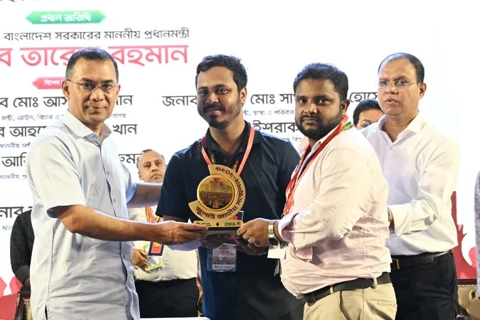 জুলাই গণঅভ্যুত্থানের শহীদ পরিবার ও আহতদের সম্মাননা স্মারক প্রদান