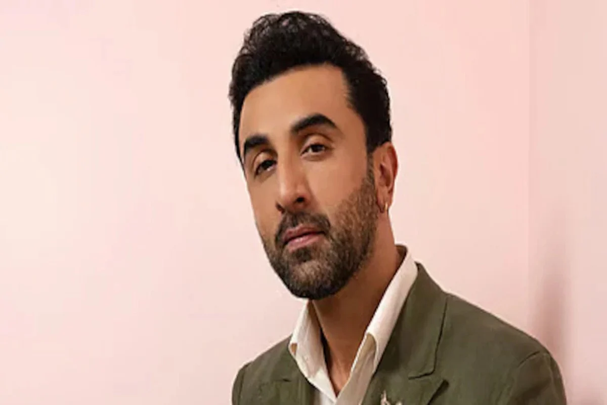 ‘ধুম ৪’-এ অভিনয় করা নিয়ে তৈরি হওয়া দীর্ঘদিনের জল্পনা-কল্পনার অবসান ঘটিয়েছেন অভিনেতা রণবীর কাপুর