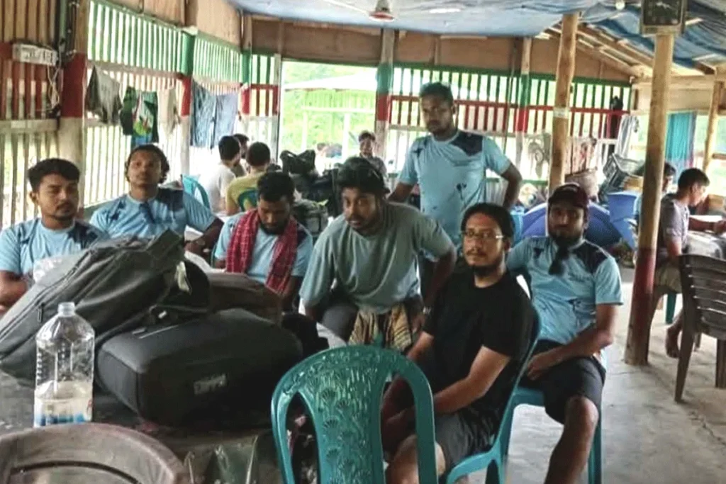 পাহাড়ি ঢলে থানচিতে আটকে পড়া ১০৮ পর্যটককে নিরাপদ উদ্ধার