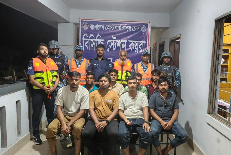 সুন্দরবনে পর্যটকবাহী নৌকাডুবি: ৯৯৯-এর তৎপরতায় মাঝিসহ ৯ জনকে জীবিত উদ্ধার