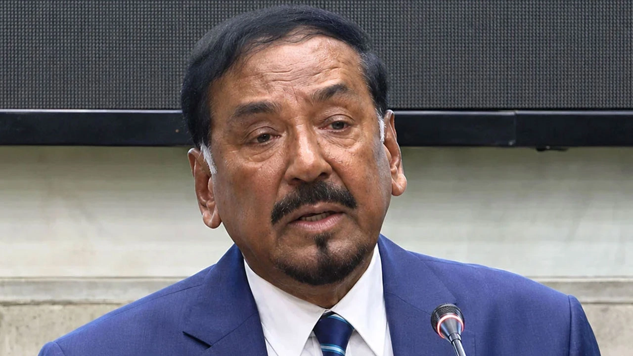 ডিসেম্বরে শেখ হাসিনার দেশে ফেরার গুঞ্জন প্রসঙ্গে রাজপথে মোকাবিলার হুঁশিয়ারি ভারপ্রাপ্ত রাষ্ট্রপতির