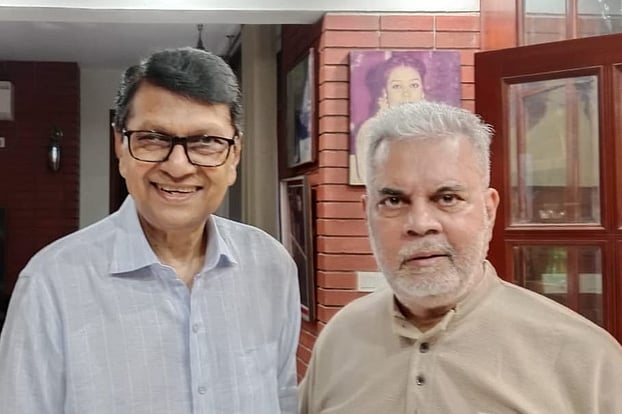যুক্তরাজ্যে ১৫ মাসের দীর্ঘ চিকিৎসা শেষে দেশে ফিরেছেন চিত্রনায়ক ইলিয়াস কাঞ্চন, কুশল জানাতে বাসায় নায়ক আলমগীর