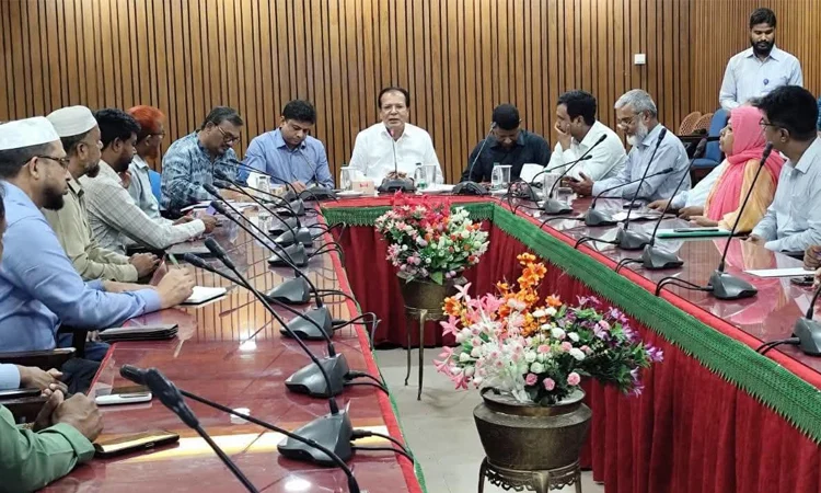 উত্তরাঞ্চলের অর্থনৈতিক ও সাংস্কৃতিক কেন্দ্র হিসেবে লালমনিরহাটকে গড়ে তোলার ওপর বিশেষ গুরুত্ব