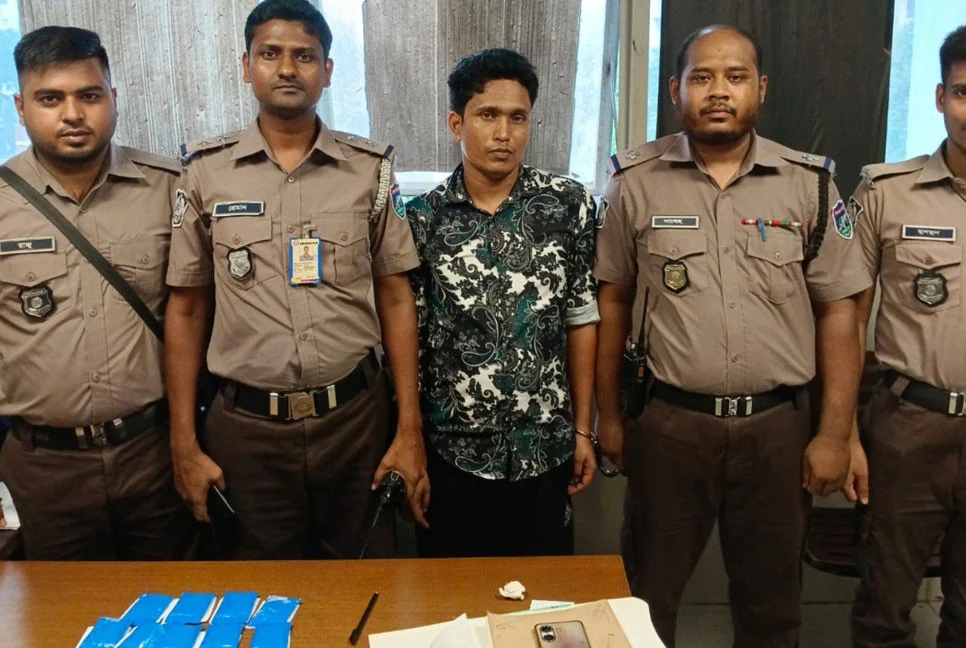 মিরপুর-১০ মেট্রো স্টেশন থেকে ১,৭০২ পিস ইয়াবাসহ যুবক আটক