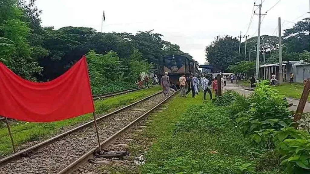 মশাখালী স্টেশনে যমুনা এক্সপ্রেস থামিয়ে স্থানীয়দের অবস্থান: ঢাকা-ময়মনসিংহ রেল যোগাযোগ বন্ধ