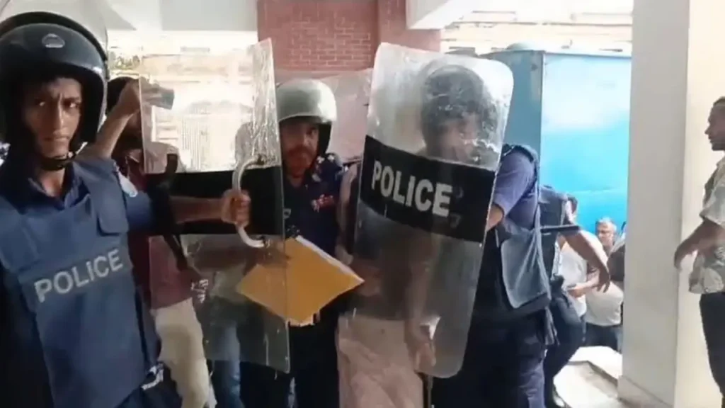 ঘিওরে বিস্ফোরক ও হত্যাচেষ্টা মামলার আসামি গ্রেফতার, আদালতে ডিম নিক্ষেপ ও হট্টগোল