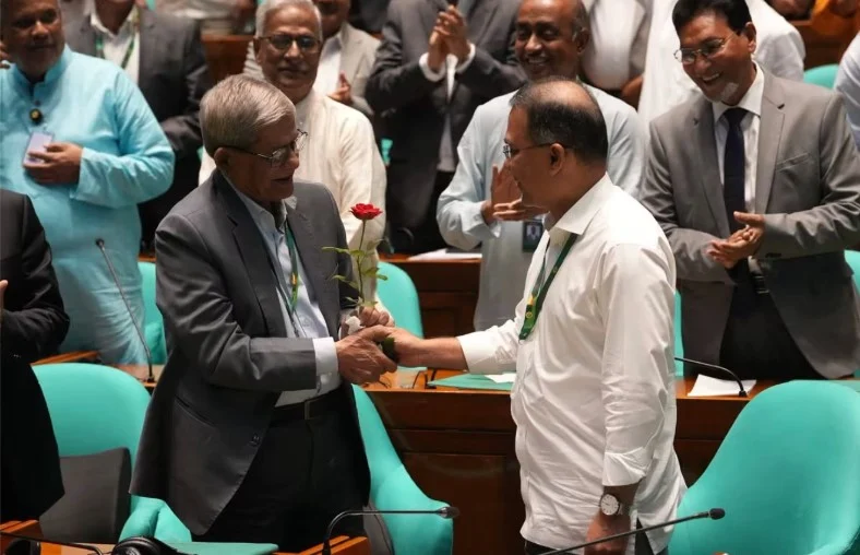 ২৩তম রাষ্ট্রপতি নির্বাচিত হওয়ায় মির্জা ফখরুলকে লাল গোলাপ দিয়ে প্রধানমন্ত্রীর উষ্ণ অভিনন্দন