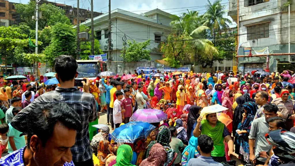 বকেয়া বেতনের দাবিতে পোশাক শ্রমিকদের সড়ক অবরোধ, তীব্র যানজট