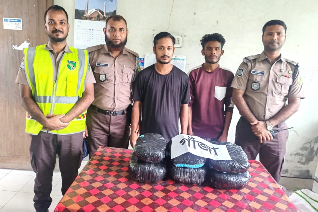 সোনারগাঁয়ে যাত্রীবাহী বাসে তল্লাশি চালিয়ে ৯ কেজি গাঁজাসহ চালক ও সহকারী গ্রেপ্তার