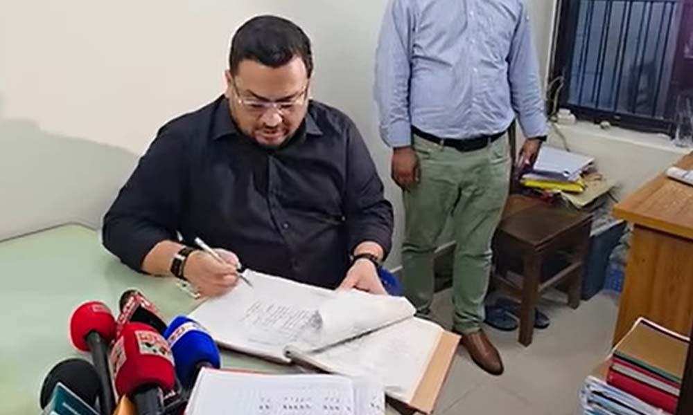 নারায়ণগঞ্জে ভূমি অফিসে অনুপস্থিত থেকেও হাজিরা খাতায় স্বাক্ষর, প্রতিমন্ত্রীর ক্ষোভ