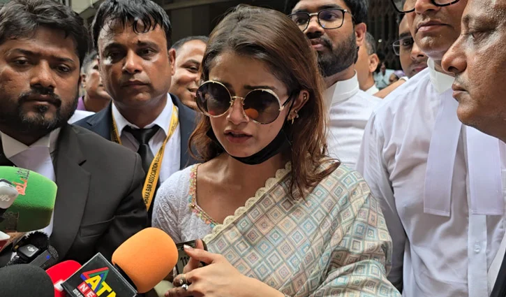 মানহানি ও হয়রানির উদ্দেশ্যে মিথ্যে মামলা করা হয়েছে: আদালত প্রাঙ্গণে তানজিন তিশা