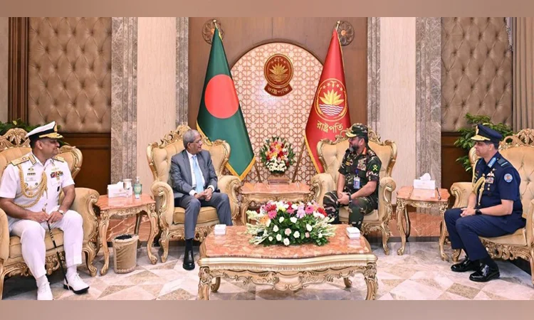 রাষ্ট্রপতির সঙ্গে তিন বাহিনী প্রধানের সৌজন্য সাক্ষাৎ