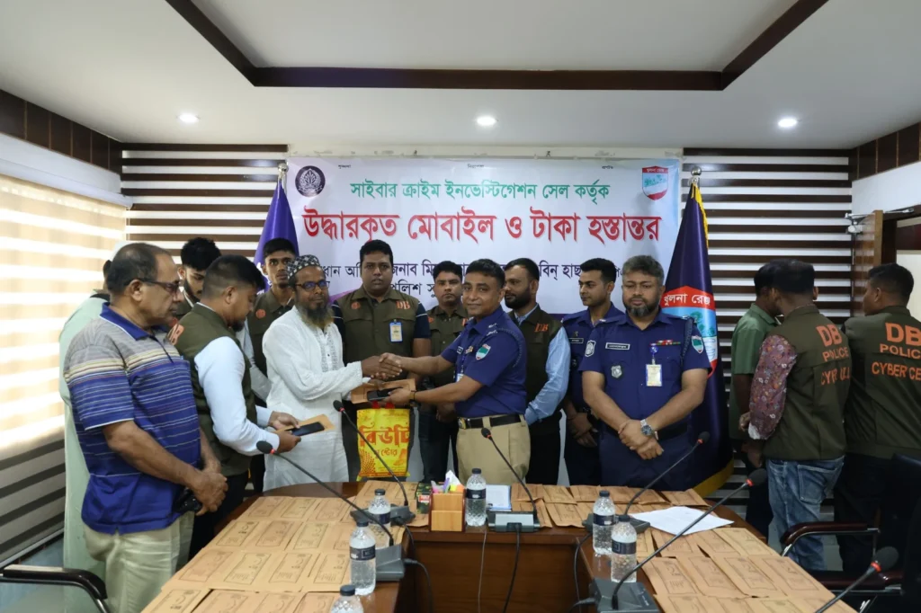 ঝিনাইদহে উদ্ধারকৃত ১০৬ মোবাইল ফোন ও টাকা হস্তান্তর, অপরাধ দমন অভিযানে সাফল্য