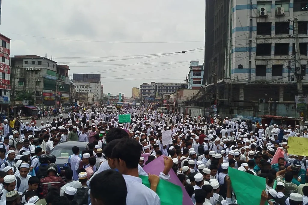 গাজীপুরের টঙ্গীতে শিক্ষার্থীদের মহাসড়ক অবরোধ, ফুটওভার ব্রিজের দাবি