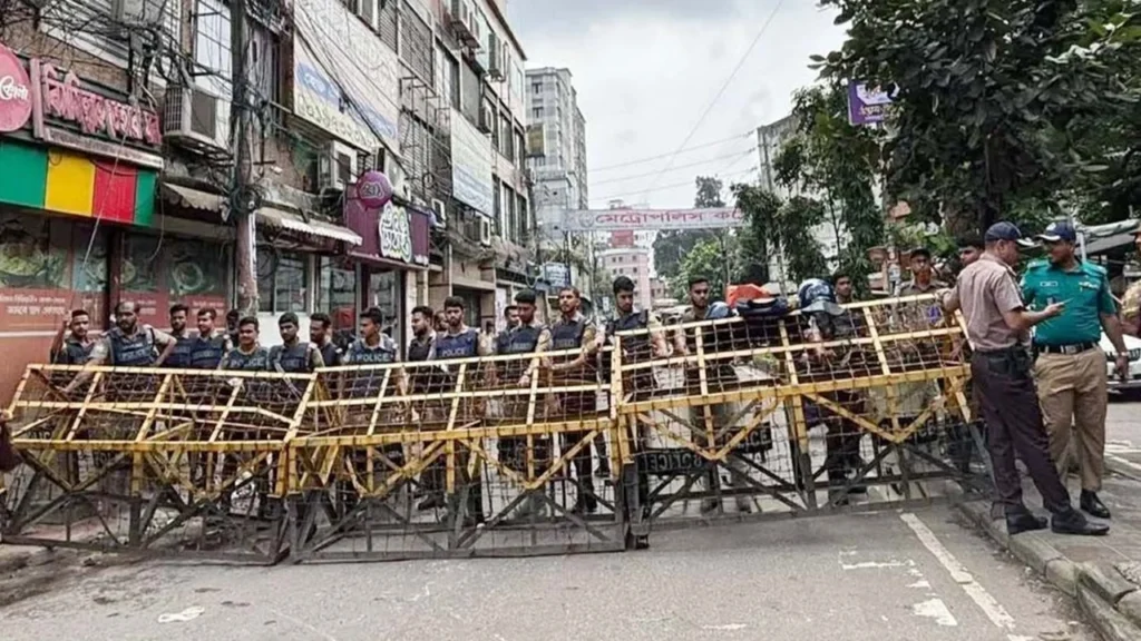 ঢাকা আলিয়ার হলে প্রবেশের সড়কে পুলিশের ব্যারিকেড, মোতায়েন অতিরিক্ত পুলিশ