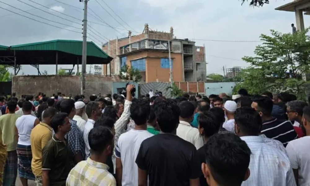 রাজধানীর উত্তরখানে ডিএনসিসির পরিচ্ছন্নতাকর্মীদের ওপর হামলার অভিযোগ, ঘটনাস্থলে প্রশাসক ও এমপিকে লক্ষ্য করে ইটপাটকেল