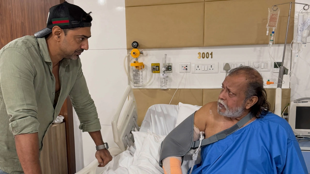 চিকিৎসাধীন অভিনেতা মিঠুন চক্রবর্তীকে দেখতে হাসপাতালে দেব, দ্রুত আরোগ্য কামনা