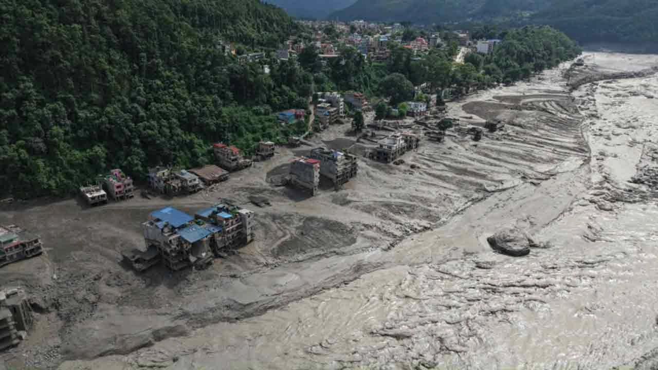 হিমালয় কন্যা নেপালে আকস্মিক বন্যা ও ভূমিধসে প্রাণহানি বেড়ে ৪৬৯ জনে দাঁড়িয়েছে