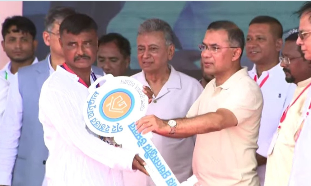 বাঁশখালীতে বন্যাকবলিতদের পুনর্বাসন কার্যক্রম উদ্বোধন, গৃহহীনদের হাতে চাবি হস্তান্তর