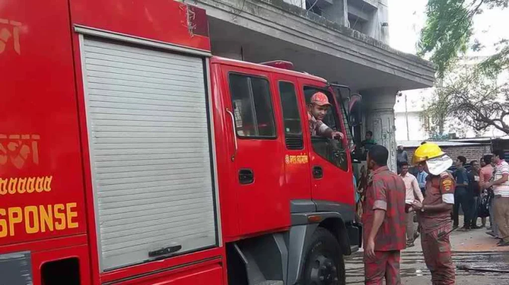 সাভারের ঝুট গুদামে আগুন, ফায়ার সার্ভিসের চেষ্টায় নিয়ন্ত্রণে
