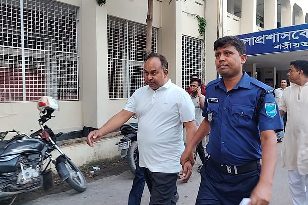 শরীয়তপুরের জাজিরায় ককটেল বিস্ফোরণে তিন মৃত্যুর ঘটনায় ইউপি চেয়ারম্যান কুদ্দুস ব্যাপারী গ্রেপ্তার, পাঠানো হলো কারাগারে