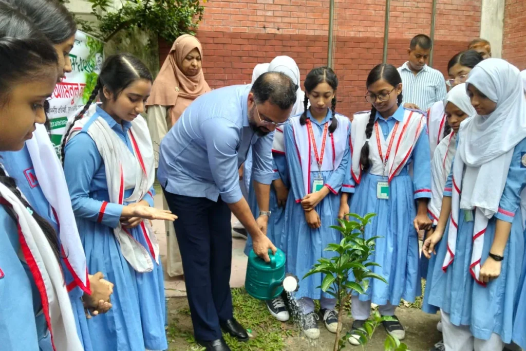 শিক্ষার্থীদের প্রতিটি প্রতিষ্ঠানে বৃক্ষরোপণের আহ্বান যুব ও ক্রীড়া প্রতিমন্ত্রীর