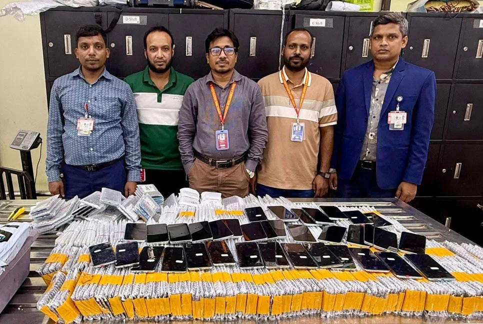 বিমানবন্দর ও কাস্টমস গোয়েন্দার অভিযানে প্রায় কোটি টাকার চোরাই পণ্য জব্দ