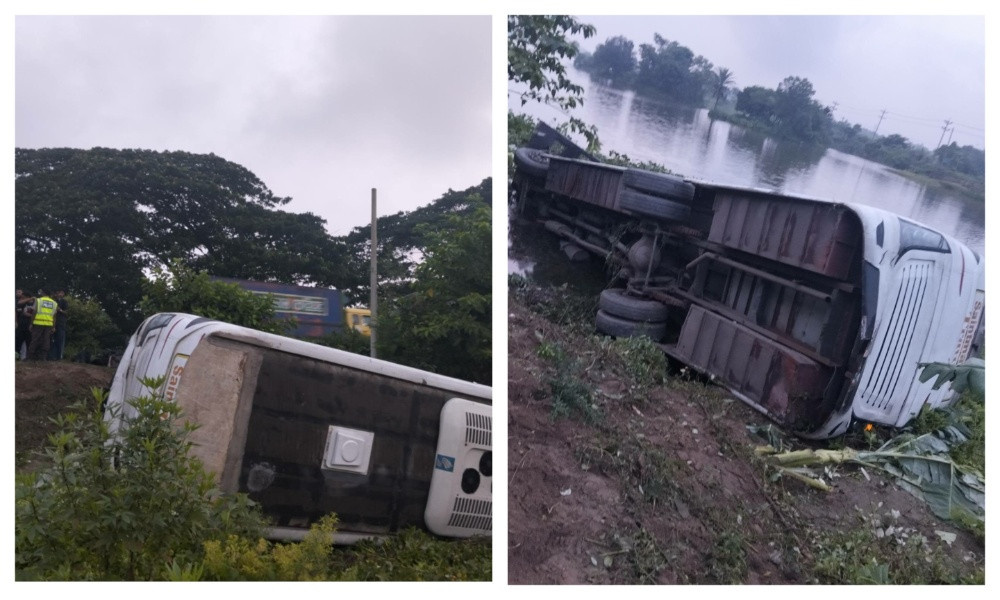ঢাকা-চট্টগ্রাম মহাসড়কে বাস খাদ্যে পড়ে কুমিলা ও শের-ই-বাংলা মেডিক্যাল কলেজের ২০ শিক্ষার্থী আহত