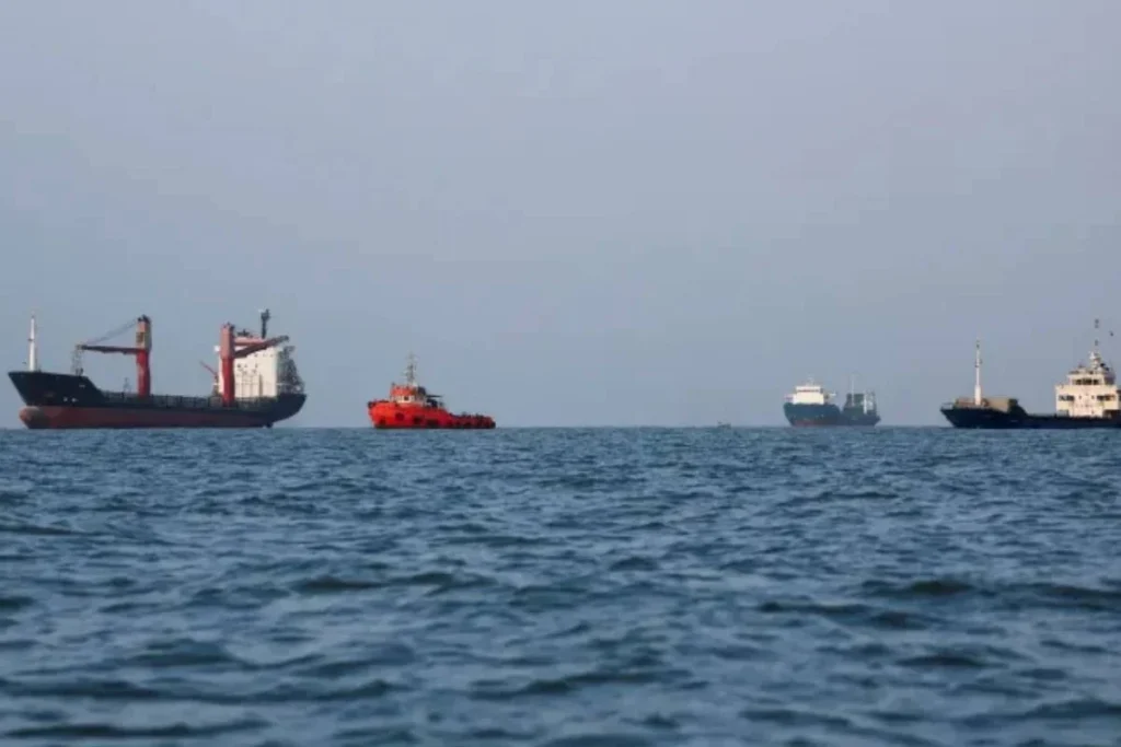 ইরান হরমুজ প্রণালি বন্ধ ও নতুন নিয়ন্ত্রিত এলাকা চালুর ঘোষণা দিয়েছে