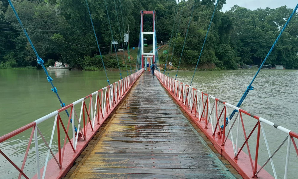 রাঙামাটির বিখ্যাত ঝুলন্ত সেতুতে পানি কমে যাওয়ায় পর্যটকদের জন্য উন্মুক্ত, সাত দিন পর নিষেধাজ্ঞা প্রত্যাহার