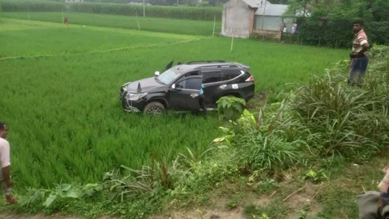 বগুড়ায় পথচারীকে বাঁচাতে গিয়ে নিয়ন্ত্রণ হারিয়ে জমিতে পড়ে গেল প্রতিমন্ত্রীর গাড়ি