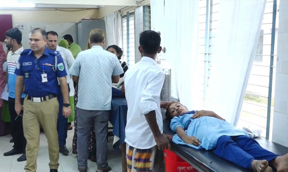 চাঁপাইনবাবগঞ্জে স্কুল ফিডিংয়ের খাবার খেয়ে ১১ শিক্ষার্থী অসুস্থ, এনজিওকে জরিমানা ও তদন্ত কমিটি গঠন