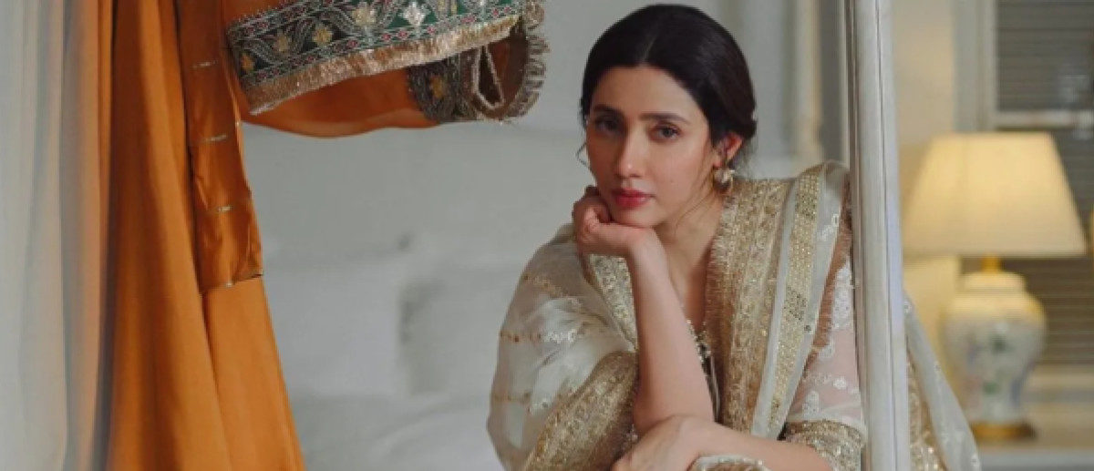 ৪১ বছরে ফের মা হচ্ছেন ‘রইস’ নায়িকা
