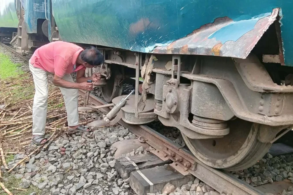 রাজশাহীর হরিয়ানে ঢালারচর এক্সপ্রেসের বগি লাইনচ্যুত, সারাদেশের সঙ্গে রেল যোগাযোগ বন্ধ