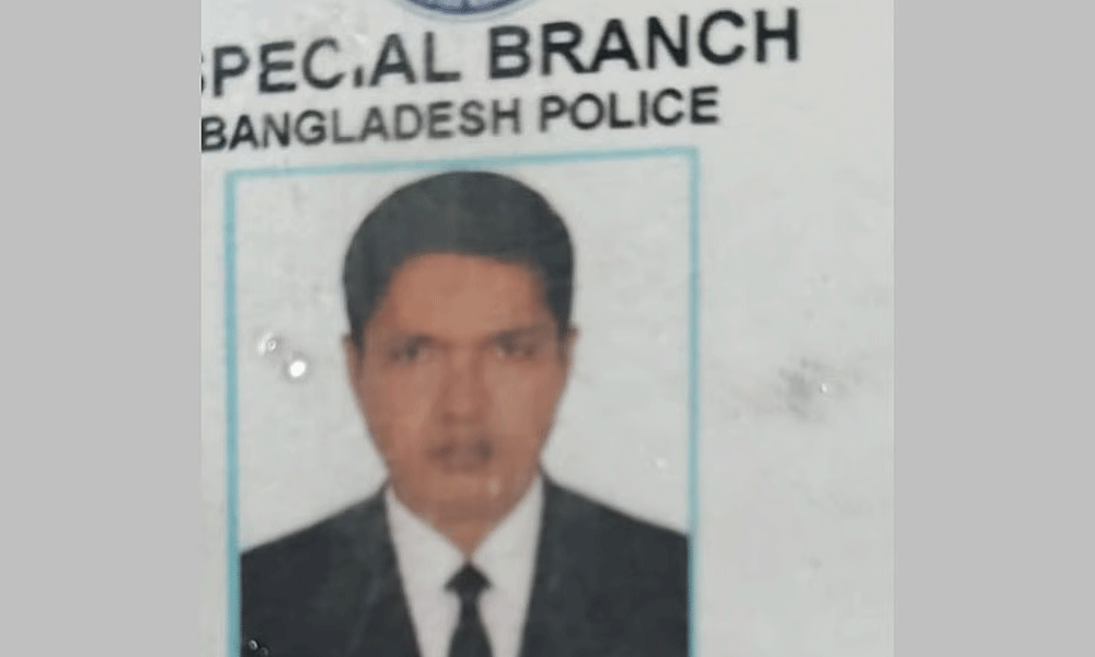 সাভারের আমিনবাজারে তুচ্ছ ঘটনাকে কেন্দ্র করে পুলিশের বিশেষ শাখার (এসবি) এক উপপরিদর্শককে পিটিয়ে হত্যা