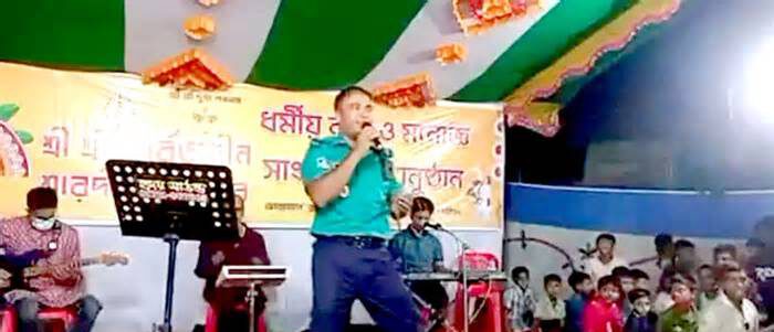 দায়িত্বরত অবস্থায় পূজামণ্ডপে গান গেয়ে এএসআই ক্লোজড
