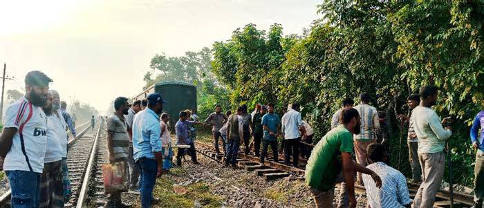 ২৪ ঘণ্টা পর ঢাকা-চট্টগ্রাম রেলপথে আপলাইনে ট্রেন চলাচল স্বাভাবিক